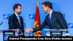 Претседателот на Црна Гора, Јаков Милатовиќ, со генералниот секретар на НАТО, Марк Руте