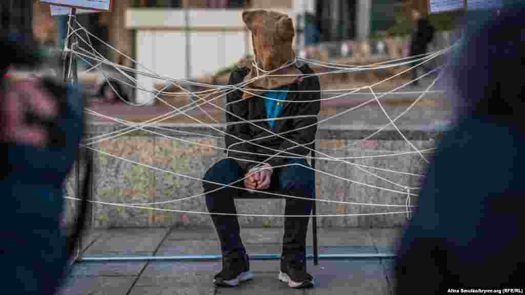 На фоне – звук капающей воды, чтобы люди могли оценить не только физические, но и психологические пытки, которым подвергают заключенных  