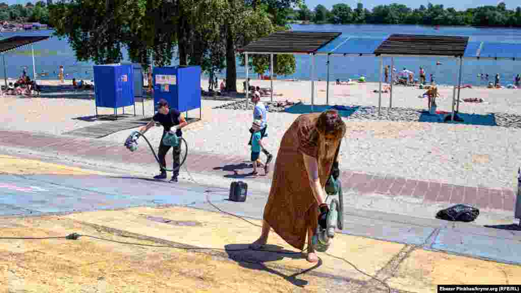 Активисты «обновляют» изображение флага