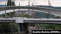 Kao što se vidi na ovoj fotografiji, mostovi su na maloj udaljenosti jedan od drugog.