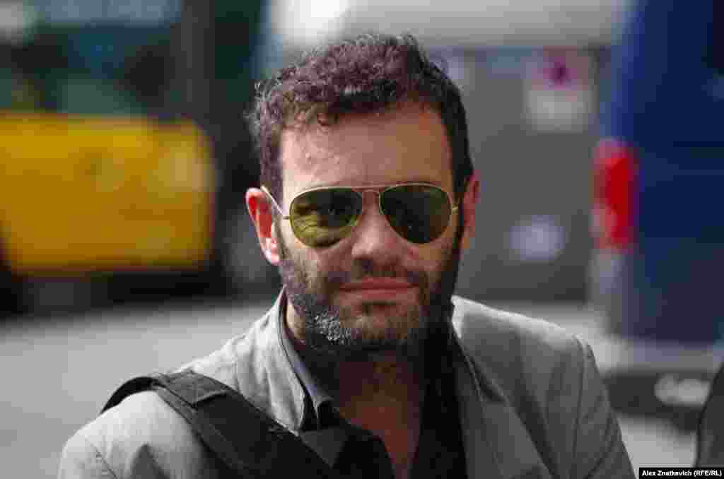 Лиош: "Ситуация сюрреалистичная и грустная. Не могу поверить. Я один из тех, кто не ходит на уличные протесты, но мне кажется, нет никаких причин отделяться от Испании. Я из Галисии, но я живу здесь уже 15 лет". 