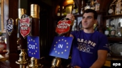 В одном из пивных баров в центре Лондона (22 июня 2016 года)