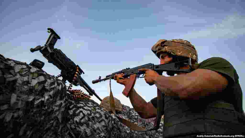 Сонце йде до обрію. Ворог активізується. Спочатку зі стрілецької зброї б'ють по сусідній позиції, потім дзижчання куль роздається і над нашою. Морпіхи відповідають «різко» –  працюють зі стрілецької зброї та кулеметів, намагаючись загасити вогонь противника у зародку