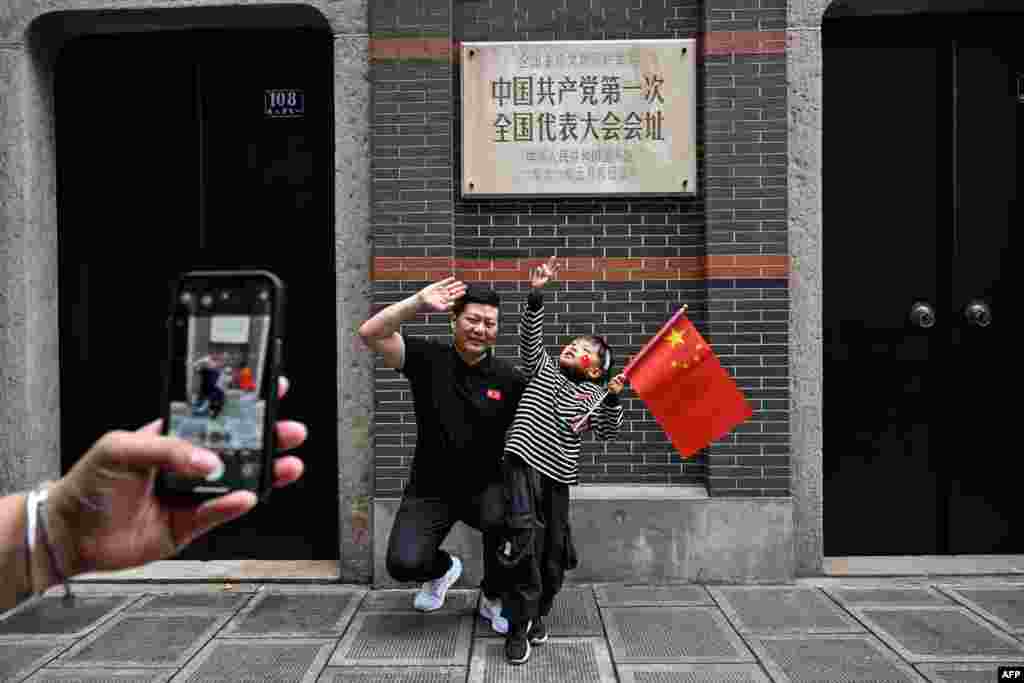 1 octombrie 2024: Oamenii pozează lângă clădirea în care primii membri ai Partidului Comunist Chinez și-au ținut prima întâlnire oficială, cu ocazia celei de-a 75-a aniversări a fondării Republicii Populare Chineze la Shanghai.