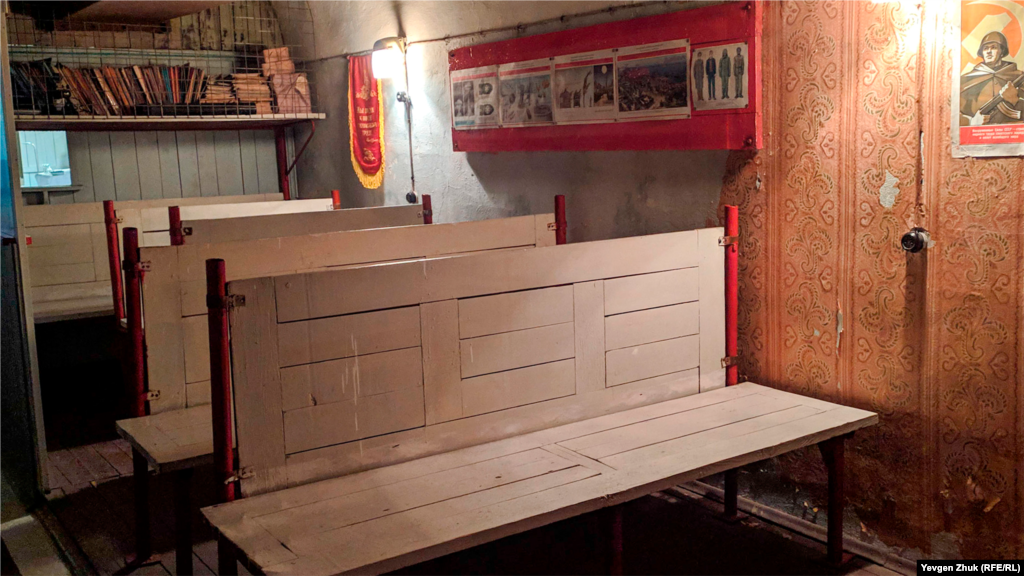 Ленинская комната. В СССР и современной России – это помещение в казармах воинских частей (в СССР – в школах, пионерских лагерях, на предприятиях), предназначенное для проведения досуга и политической подготовки