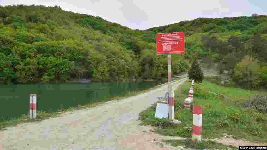 Пруд построили в советское время, перегородив дамбой речку Ай-Тодорку 