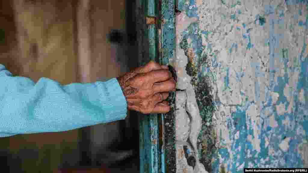 «На початках я не могла у хату зайти. Важко мені було після похорон. Але куди дітися? Потрібно ж звикати», – каже жінка