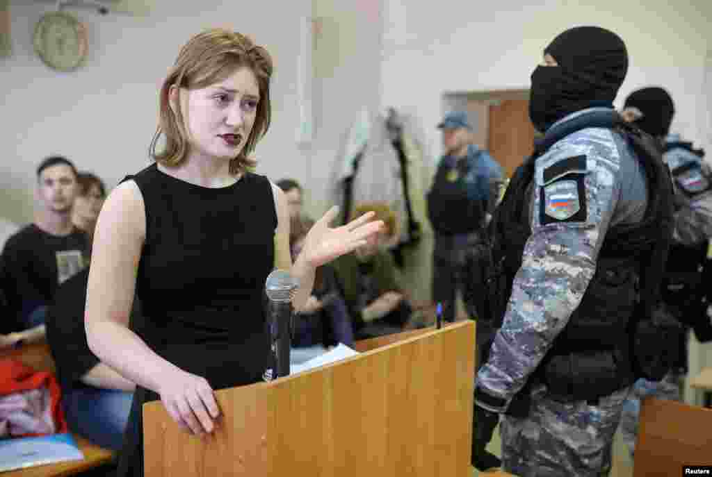 Активистка Дарья Козырева, которую обвинили в повторной "дискредитации" армии России, произносит речь на судебном заседании в Санкт-Петербурге, 18 апреля 2025 года. В тот же день ее приговорили к 2 годам и 8 месяцам колонии. REUTERS/Anastasia Barashkova