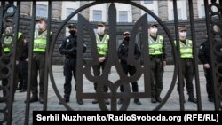Ілюстративне фото: правоохоронці біля будівлі Кабміну під час акцій протесту. Київ, 2020