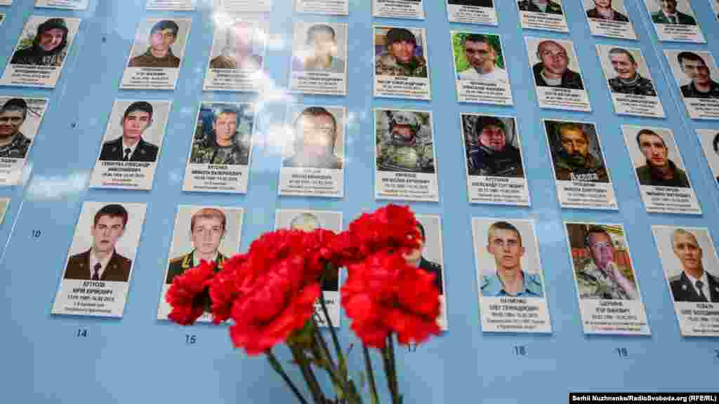 Тепер українці також вшановують учасників АТО й ООС – на додачу до лицарів Русі, козаків, гайдамаків, холодноярців, січових стрільців, вояків УНР, Української повстанської армії та героїв Небесної Сотні