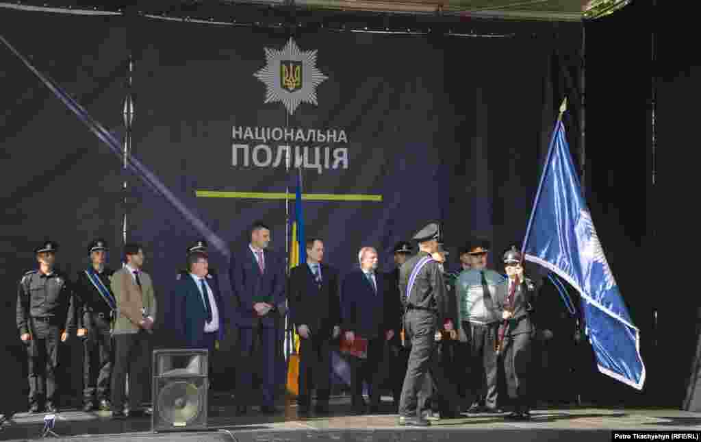 Керівник поліції Хатія Деканоїдзе вручає патрульним прапор патрульної поліції. Серед присутніх – секретар РНБО Олександр Турчинов, мер Києва Віталій Кличко, перший віце-прем`єр Степан Кубів, віце-прем`єр-міністр Павло Розенко, міністр культури Євген Нищук