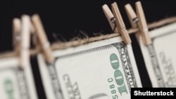 Повідомити про корупцію можна відповідним антикорупційним органам, внутрішніми каналами установи або публічно