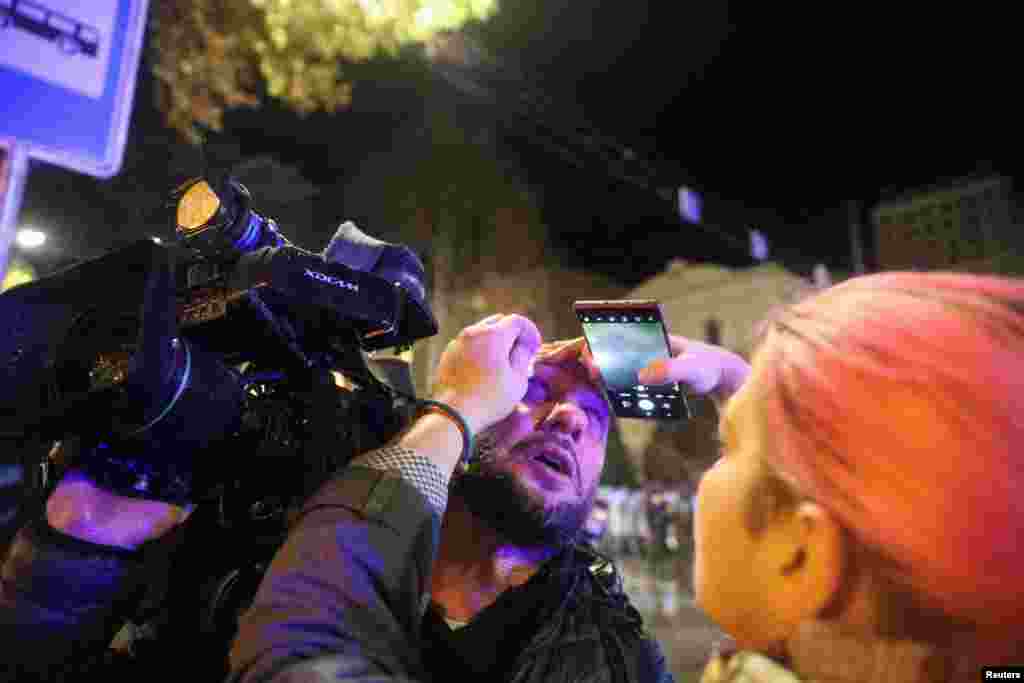 За інформацією грузинської служби Радіо Свобода, серед постраждалих є кілька журналістів. Грузинська служба Радіо Свобода повідомляє, що особливо жорстко силовики діяли щодо журналістів, які виконували свої професійні обов'язки