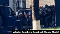 Службовці НАБУ біля будівлі СБУ, Київ, 30 липня 2021 року