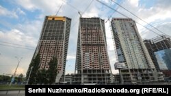 Житловий комплекс Manhattan City у процесі будівництва, праворуч – призупинене будівництво бізнес-центру Sky Towers