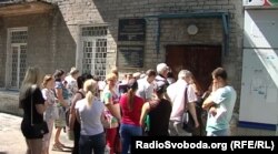 Черга людей, які хочуть отримати російський паспорт, біля так званої міграційної служби угруповання «ДНР» у Донецьку, 9 червня 2019 року