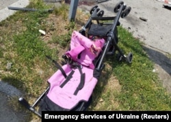 Пошкоджений візочок 4-річної Лізи Дмитрієвої, яка загинула від російського ракетного удару по центру Вінниці, 14 липня 2022 року