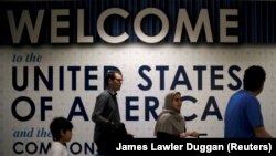 Putnici na međunarodnim linijama stižu na aerodrom Vašington Dales nakon što je Vrhovni sud SAD odobrio dijelove hitnog zahtjeva Trumpove administracije da zabrana putovanja stupi na snagu 2018. godine. (arhivska fotografija)