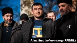 Ісмаїл Рамазанов (у центрі)