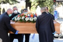 Лише на цьому цвинтарі похорони тепер відбуваються цілий день що пів години. Одне з найбільш потерпілих міст Берґамо, Ломбардія, 16 березня 2020 року