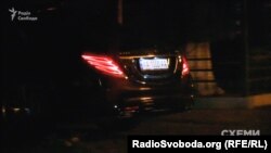 «Мерседес» S-класу з номерними знаками АА1000АА заїжджає до ГПУ, 29 вересня 2016 року, 18:30