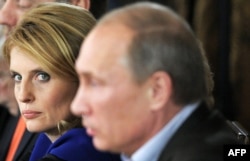 Головний редактор агентства «РИА Новости» Світлана Миронюк і Володимир Путін на засіданні «Валдайського клубу», листопад 2011 року