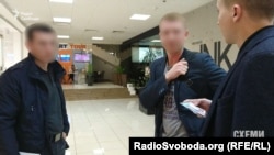 Журналіст Михайло Ткач спілкується зі співробітниками СБУ