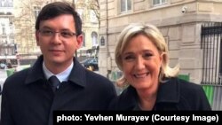 Фото від 2016 року. На ньому тепер звинувачений у держзраді народний депутат України Євген Мураєв і лідерка ультраправої французької партії «Національний фронт» Марін Ле Пен. Париж, Франція