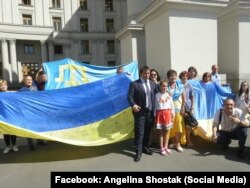 Глава МЗС Павло Клімкін із учасниками акції