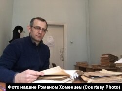 Роман Хоменець під час роботи з архівними документами