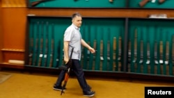 Radnik nosi pušku M70 u izložbenoj hali "Zastava oružja" u Kragujevcu, Srbija, maj 2013.