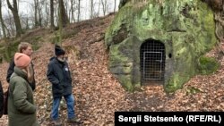 Їржі показує одне з місць, де він ночував із іншими безхатьками