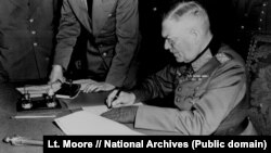 Фельдмаршал Вільгельм Кейтель, підписує ратифіковані умови капітуляції німецької армії