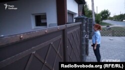 Журналісти кілька разів намагалися поговорити із господарями будинку, але їм так ніхто і не відчинив