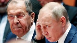 Президент Росії Володимир Путін та міністр закордонних справ Сергій Лавров слухають під час саміту в Берліні, 19 січня