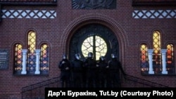 ОМОН блокує вхід у Червоний костел у Мінську, 26 серпня. Фото: Дарина Бурякіна, TUT.BY