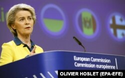 Президент Єврокомісії Урсула фон дер Ляєн під час пресконференції щодо заявок на членство в Євросоюзу України, Молдови та Грузії. Брюссель, 17 червня 2022 року. Фон дер Ляєн є палкою прихильницею статусу кандидата для України