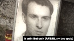 Фото Яна Палаха біля його могили