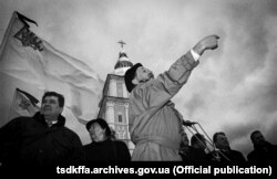 В’ячеслав Чорновіл на Михайлівській площі в Києві біля Михайлівського Золотоверхого монастиря. Фото з архівів Центрального державного кінофотофоноархіву України імені Г. Пшеничного