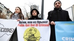 Во время пикета у посольства США в Украине в 25-ю годовщину подписания Будапештского меморандума. В этот же день был проведен пикет и у посольства России. Киев, 5 декабря 2020 года