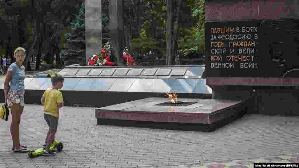 В День города у Вечного огня в Феодосии возложили цветы 