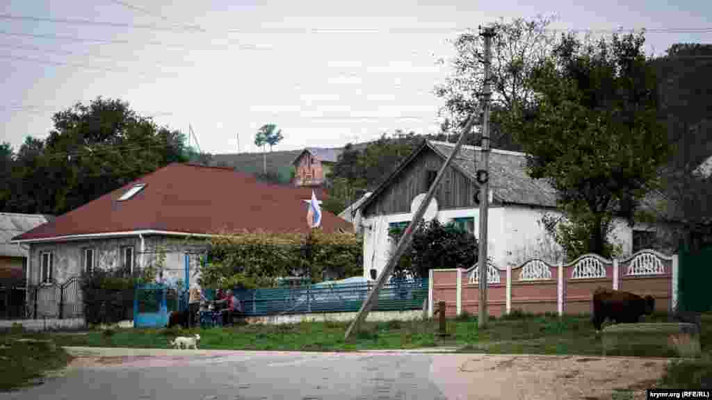 Утро в селе Широком (старое название села – Биюк-Мускомбя). Основано оно, как и большинство селений в Байдарской долине, в начале нашей эры потомками готов и аланов. В средние века входило сначала в зону влияния, а затем и в состав христианского княжества Дори-Феодоро. С тех времен в селе остался фундамент часовни