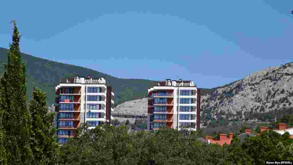 Эти высотки с апартаментами построены под видом пансионата фирмой «Парангон», подконтрольной семье экс-министра обороны Украины Павла Лебедева