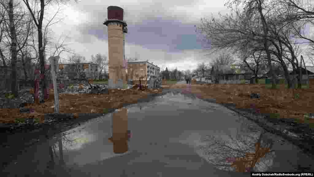 В'їзд до центральної вулиці селища Новотошківське. Крайні будинки на ній, які фактично були щитом для населеного пункту під час обстрілів у 2014-2015 роках, досі залишаються зруйнованими та майже нежилими