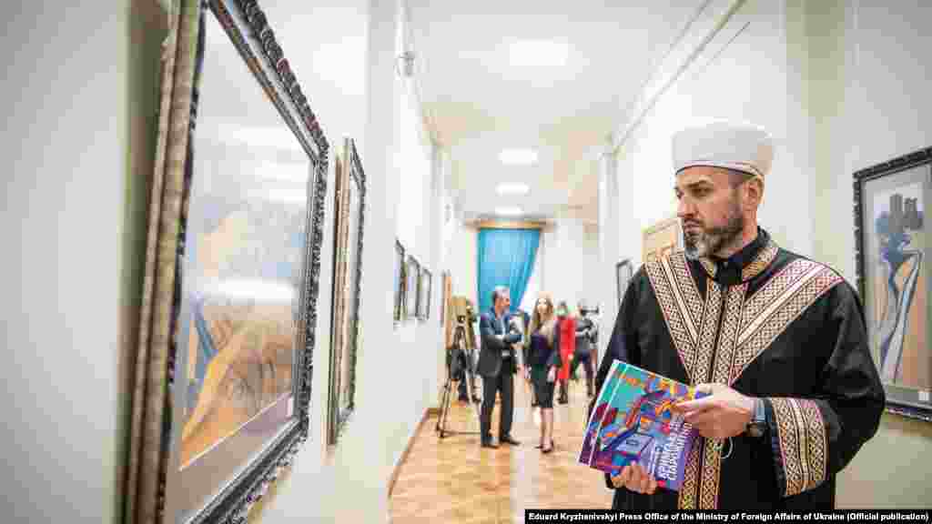 В открытии выставки принял участие председатель Духовного управления мусульман Крыма и муфтий Крыма Айдер Рустемов