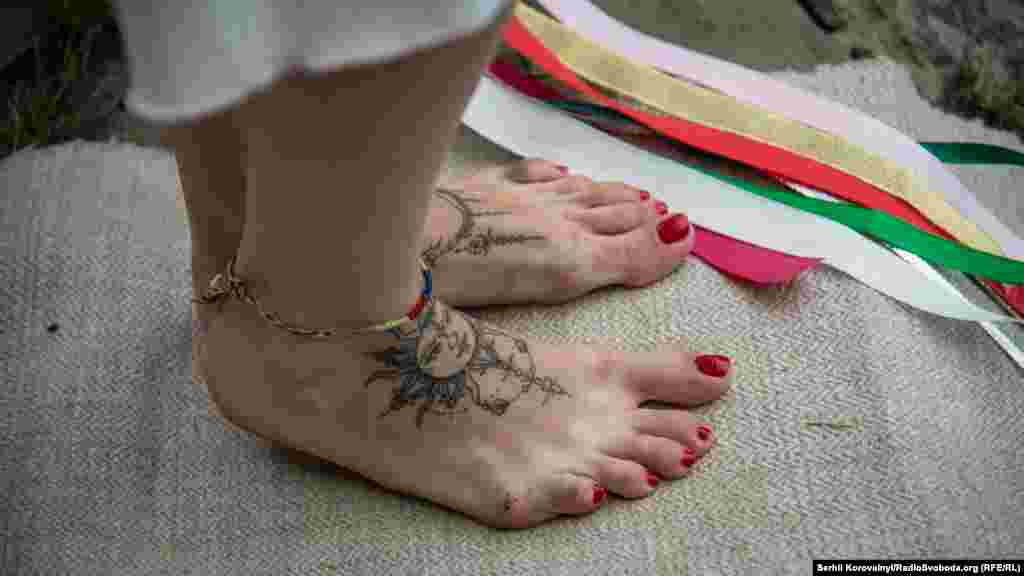 Моделі ходили без взуття на «подіумі» із льону, що надавало дефіле більшої автентичності