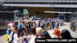 Учасники акції у Брюсселі сформували живий ланцюг довкола будівлі Європейської комісії, 12 червня 2022 року