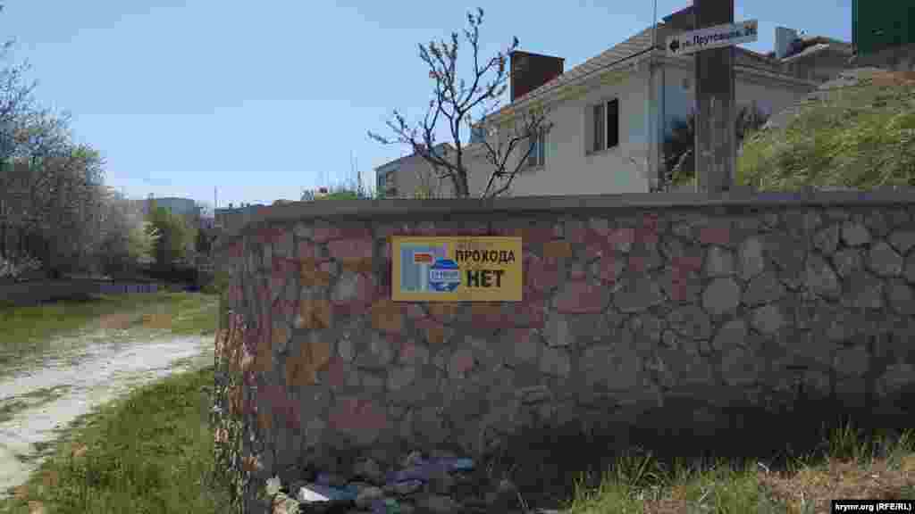 На насыпном грунте здесь построены частные дома. Во время дождей вода течет не только по дну, но и по склонам. А также с ближайших улиц – ливневая канализация здесь устроена весьма своеобразно, потоки просто перенаправлены в овраг