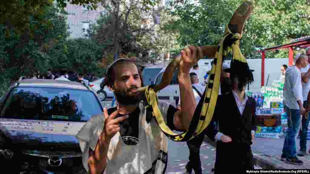 Шофар — традиційний духовий інструмент з рогу барана чи козла. За традицією, в нього трублять на другий день, але цей музика підготувався заздалегідь