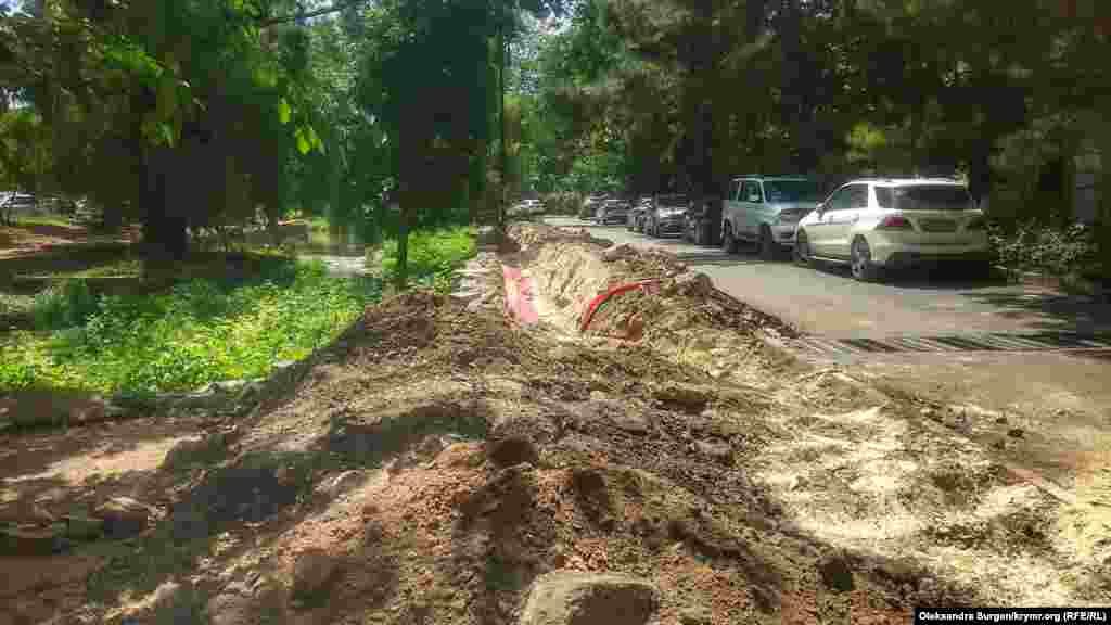 На месте работ практически нет оградительных лент – прохожие рискуют упасть прямо в вырытые котлованы. Строительный мусор и остатки брусчатки лежат прямо под ногами у горожан